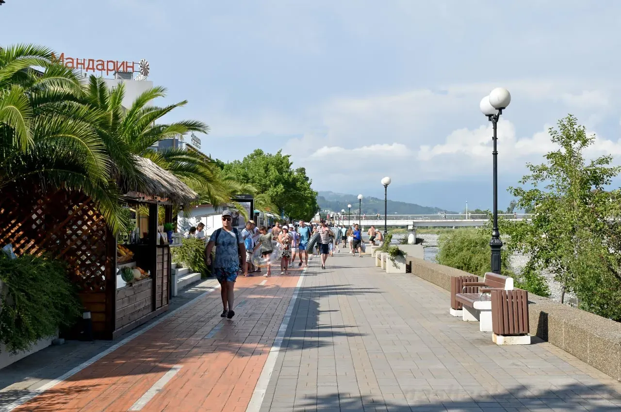 Прогулочная набережная реки Мзымта